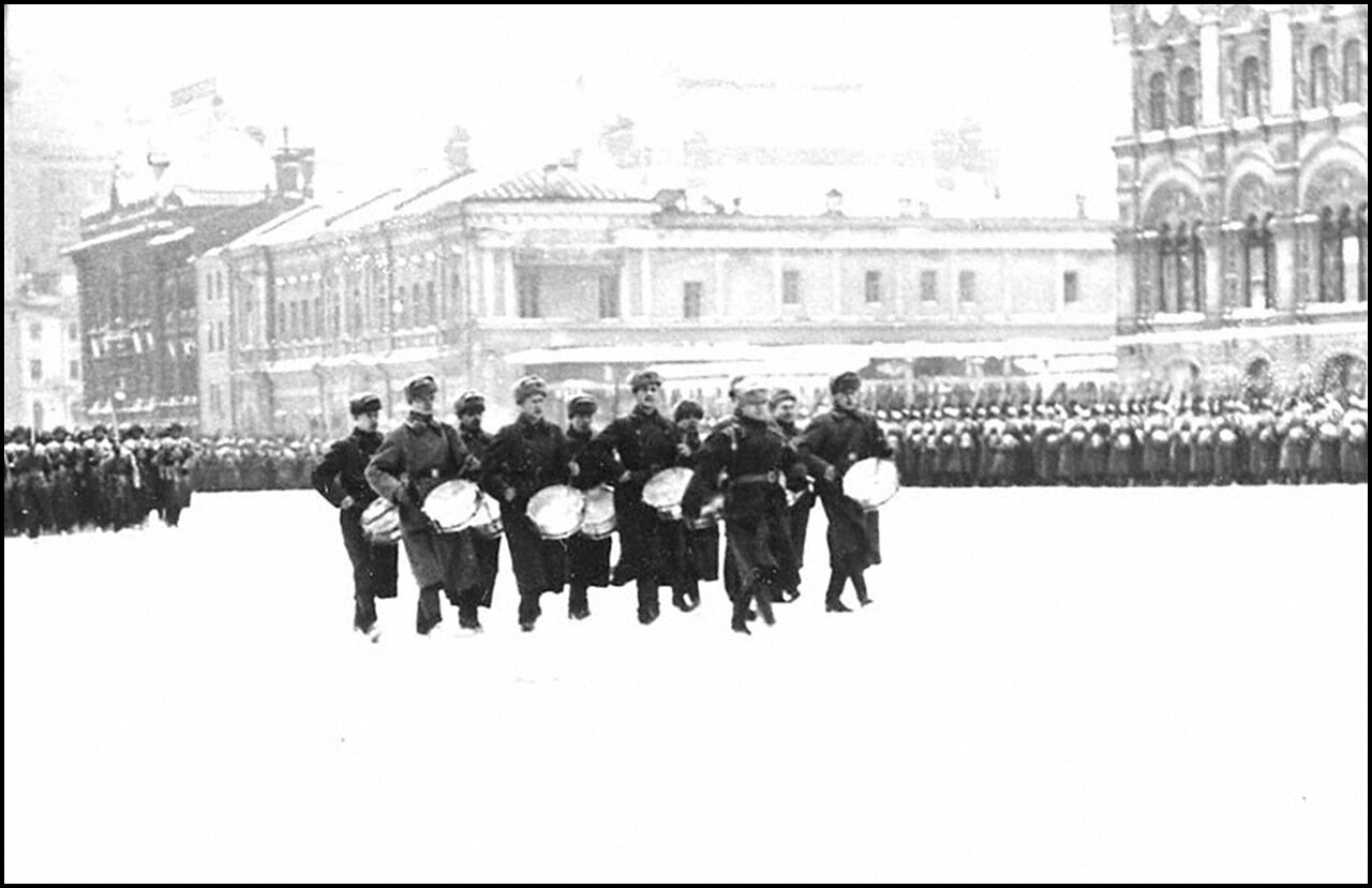 Первый парад 7 ноября 1941. Парад 7 ноября 1941 года. Парад 7 ноября 1941 года в Москве на красной площади. Парад на красной площади 7 ноября 1941 года. Парад на красной площади 7 ноября 1941 года оркестр.
