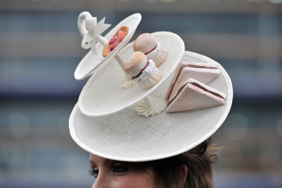 Шляпы сценарий. Ascot hats. Royal Ascot hats. Оригинальные шляпки. Необычные шляпы.