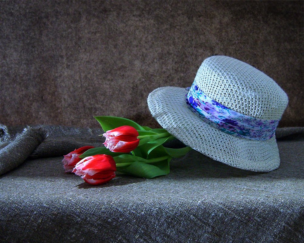 Открытка шляпа. Шляпа с цветами. Натюрморт со шляпой. Шляпка на столе. Летняя шляпа с цветами.