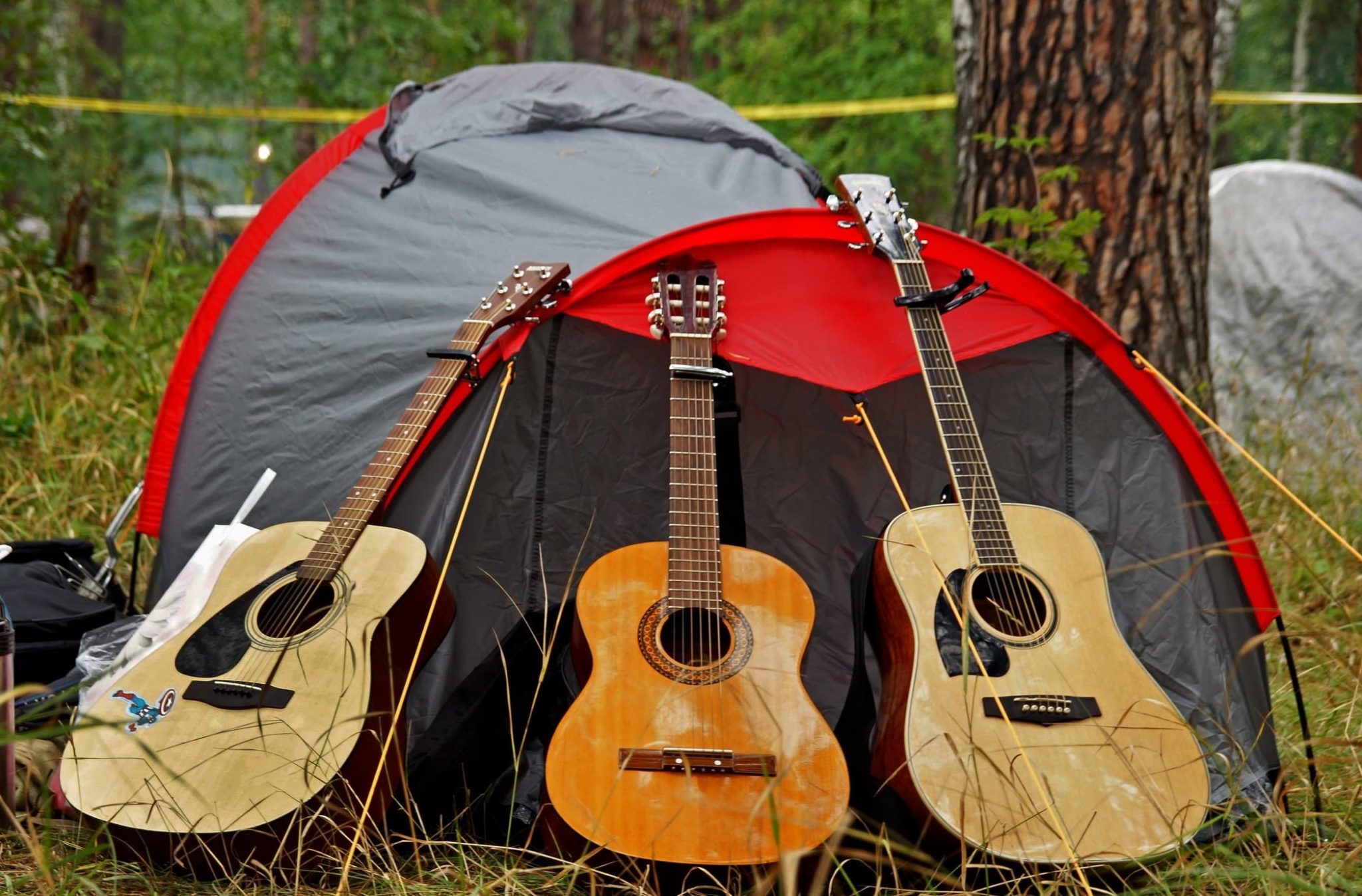 Темы бардовской песни. Гитара и палатка. Палатка костер гитара. Слет бардов. Барды палатка.