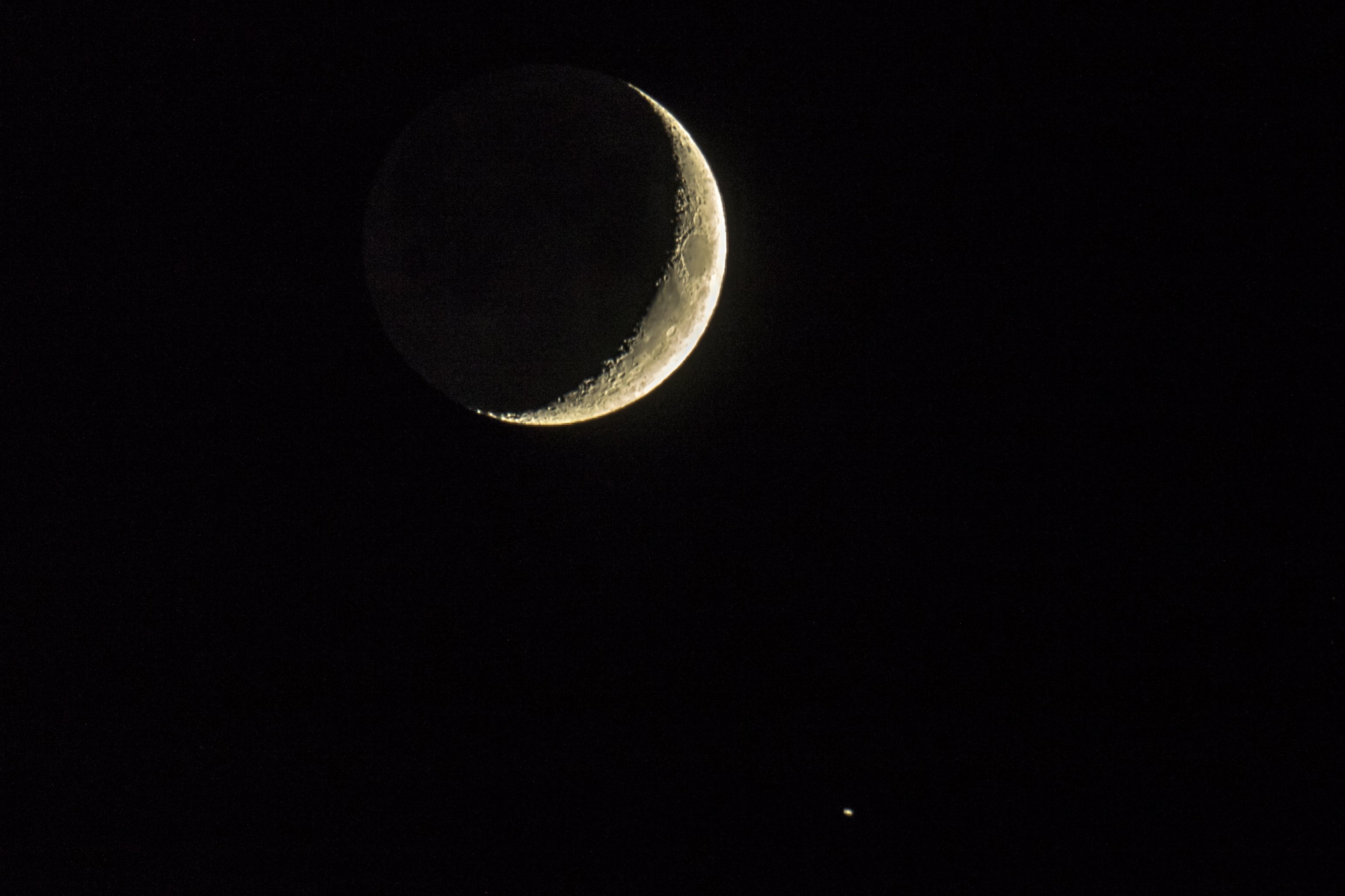 Вырастающая луна. Половина Луны. Серповидная Луна. Фото Луны. Растущий полумесяц.