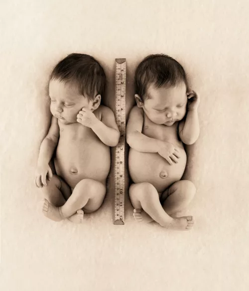 Международный день близнецов. Прикольные открытки с Днем близнецов