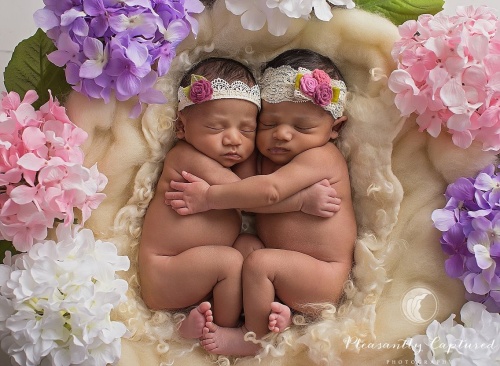 Международный день близнецов. Прикольные открытки с Днем близнецов